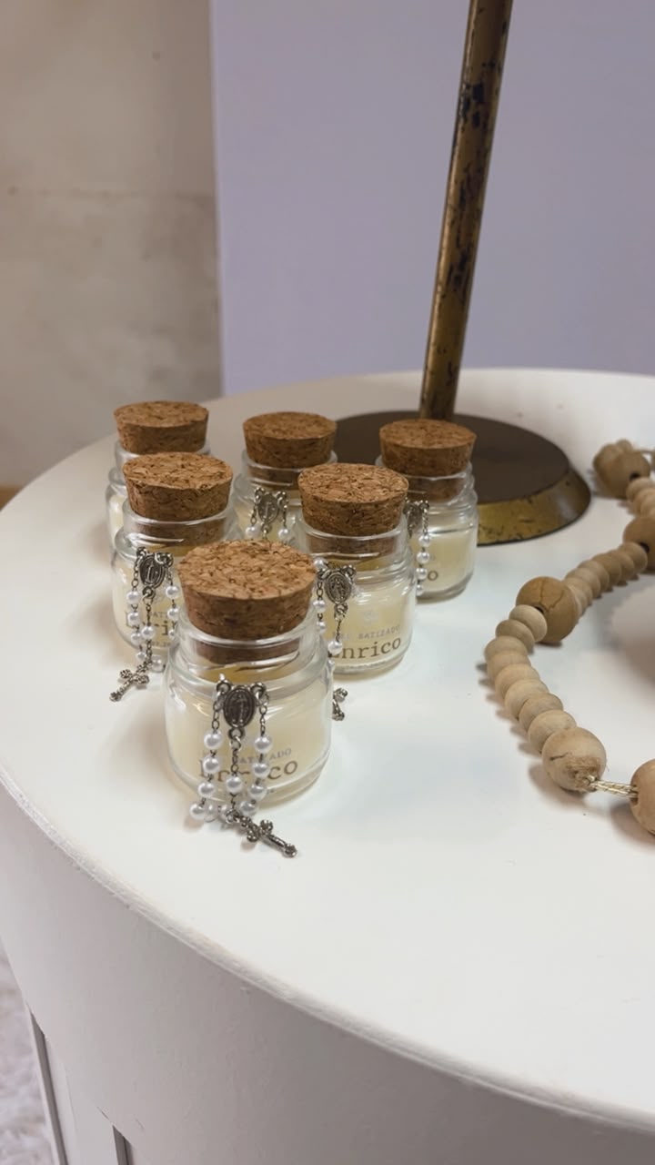 Mini velas aromáticas personalizadas com terço, lembrancinhas de batizado